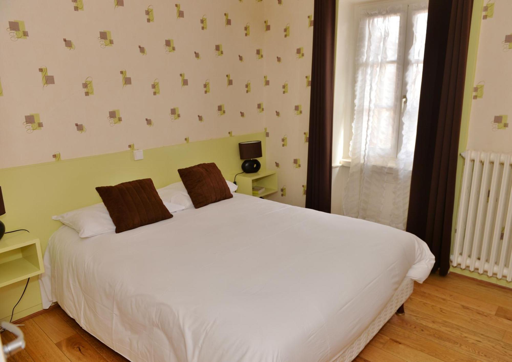 Logis Hotel De La Poste Mornant ภายนอก รูปภาพ
